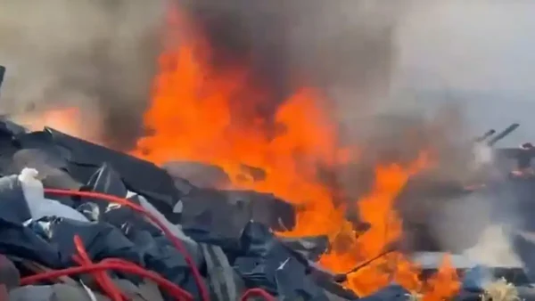 Μαίνεται η φωτιά στη Θεσσαλονίκη στον οικισμό Τσαΐρια – Ενισχύθηκαν οι δυνάμεις