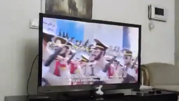 Χάκαραν το κρατικό κανάλι του Ιράν και παίζει αντικαθεστωτικά μηνύματα – Νέο βίντεο από την πυραυλική επίθεση στην κρατική τηλεόραση
