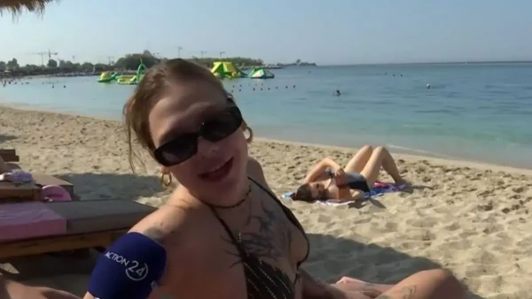 Viral τουρίστρια που λέει on air τις αγαπημένες της ελληνικές λέξεις: «Γύρος, καλημέρα, καλησπέρα και μ@@ας»