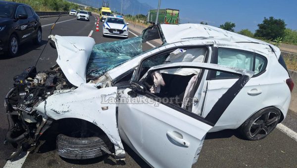 «Διαλύθηκε» αυτοκίνητο που εξετράπη στην εθνική οδό - Προσέκρουσε στο στηθαίο