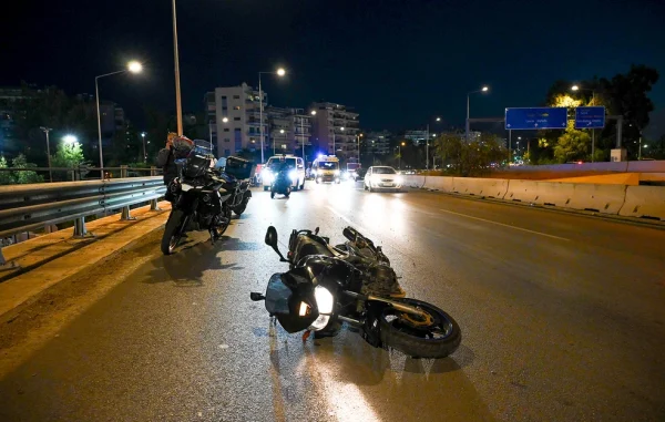 «Έφυγαν σαν τρελοί, νομίζοντας ότι τους κυνηγούν κάποιοι» – Πώς έγινε το τροχαίο στην Ποσειδώνος με δύο νεκρούς αναβάτες μηχανής