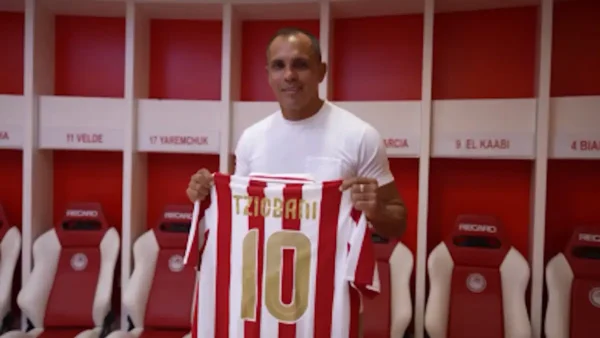 Ο Τζιοβάνι επισκέφθηκε το «Καραϊσκάκης» και φόρεσε ξανά τη φανέλα του Ολυμπιακού