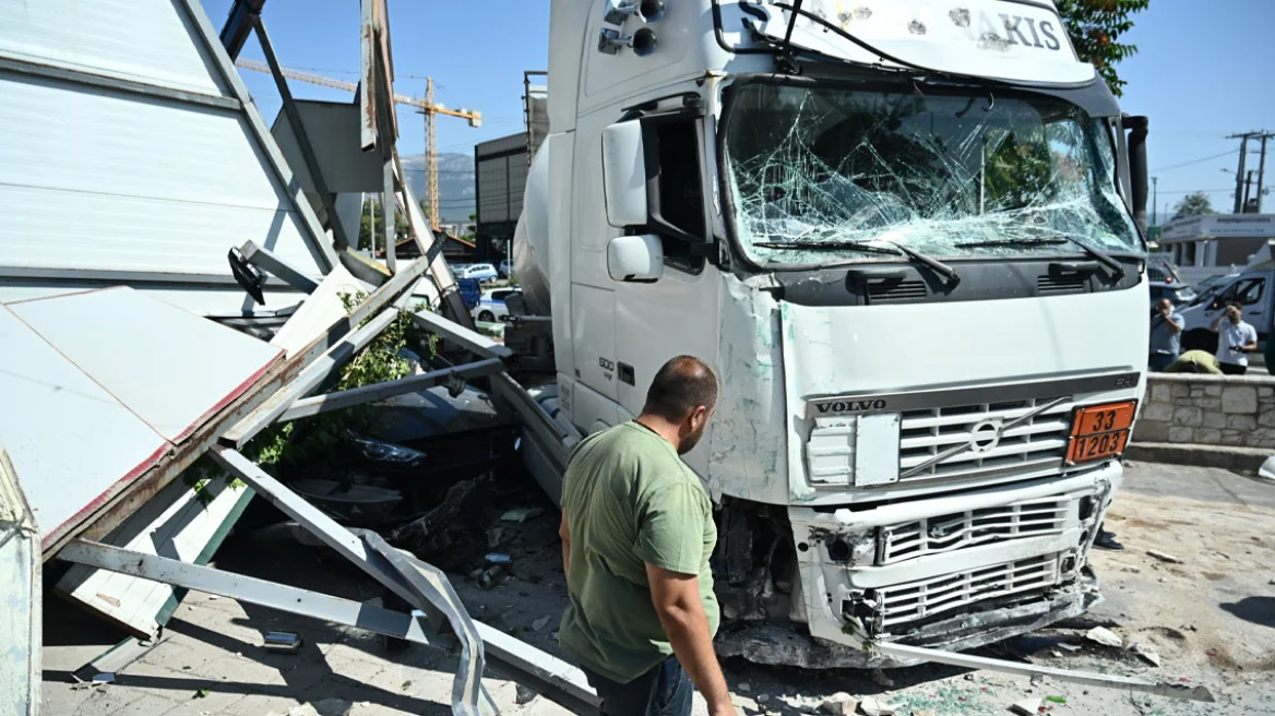 Εικόνες χάους στο Μενίδι - Βυτιοφόρο καρφώθηκε σε καταστήματα επί της Λ. Καραμανλή
