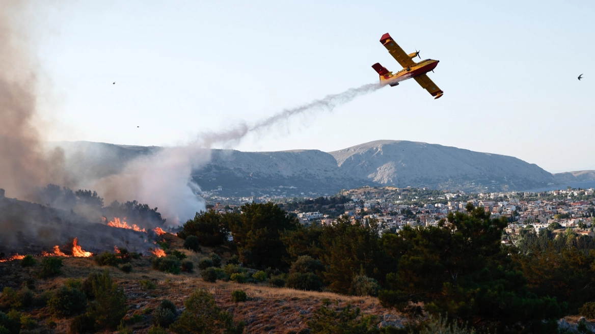Μάχη με τις διάσπαρτες εστίες δίνουν 444 πυροσβέστες και 8 εναέρια μέσα στη Χίο - Εκκενώθηκαν ξανά Λίθι και Βέσσα