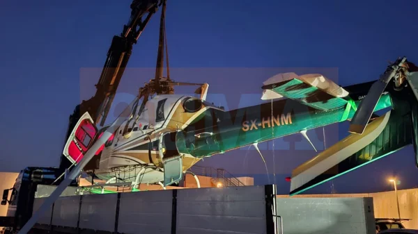 Έγινε η ανέλκυση του ελικοπτέρου που έπεσε στη μαρίνα Βουλιαγμένης - Δείτε βίντεο και φωτογραφίες