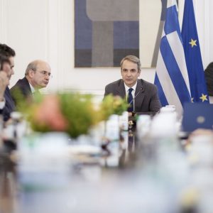 Σύσκεψη στο Μαξίμου με εκπροσώπους της αγοράς για την ακρίβεια - Αναζητείται συμφωνία για μειώσεις τιμών στα ράφια των σούπερ μάρκετ