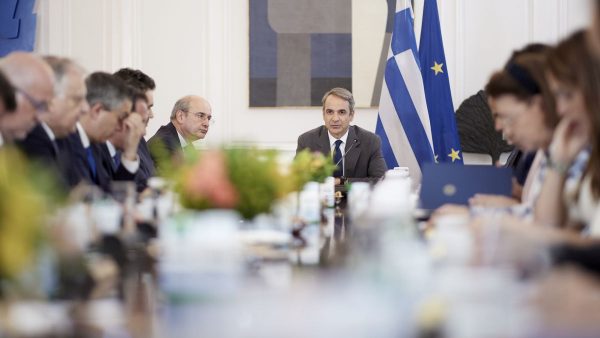 Σύσκεψη στο Μαξίμου με εκπροσώπους της αγοράς για την ακρίβεια - Αναζητείται συμφωνία για μειώσεις τιμών στα ράφια των σούπερ μάρκετ