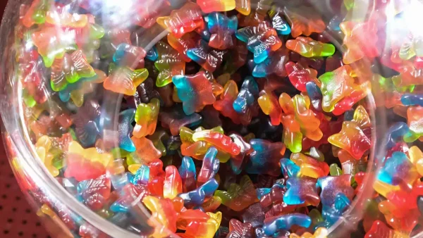 Ηράκλειο: Μητέρα έδωσε κατά λάθος στα παιδιά της ζελεδάκια με κάνναβη – Νοσηλεύονται στο ΠΑΓΝΗ, συνελήφθη η 29χρονη