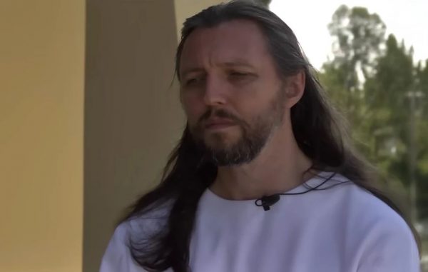 Ο άνδρας που πιστεύει ότι είναι η μετενσάρκωση του Ιησού: Πώς ο πρώην τροχονόμος μετέτρεψε χιλιάδες σε οπαδούς της παράξενης αίρεσής του