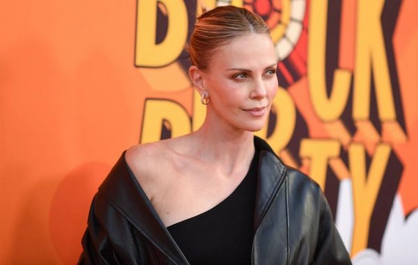 Η Σαρλίζ Θερόν αποθεώνει το one night stand που έκανε πρόσφατα με 26χρονο