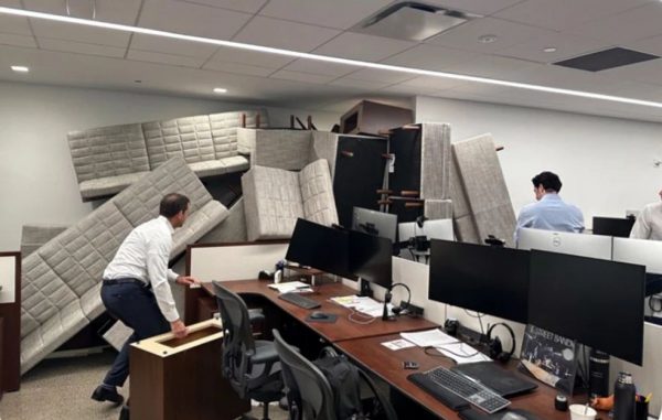 Εργαζόμενοι σε ουρανοξύστη του Μανχάταν οχυρώνονται για να γλιτώσουν από τον ένοπλο – Δείτε τις φωτογραφίες