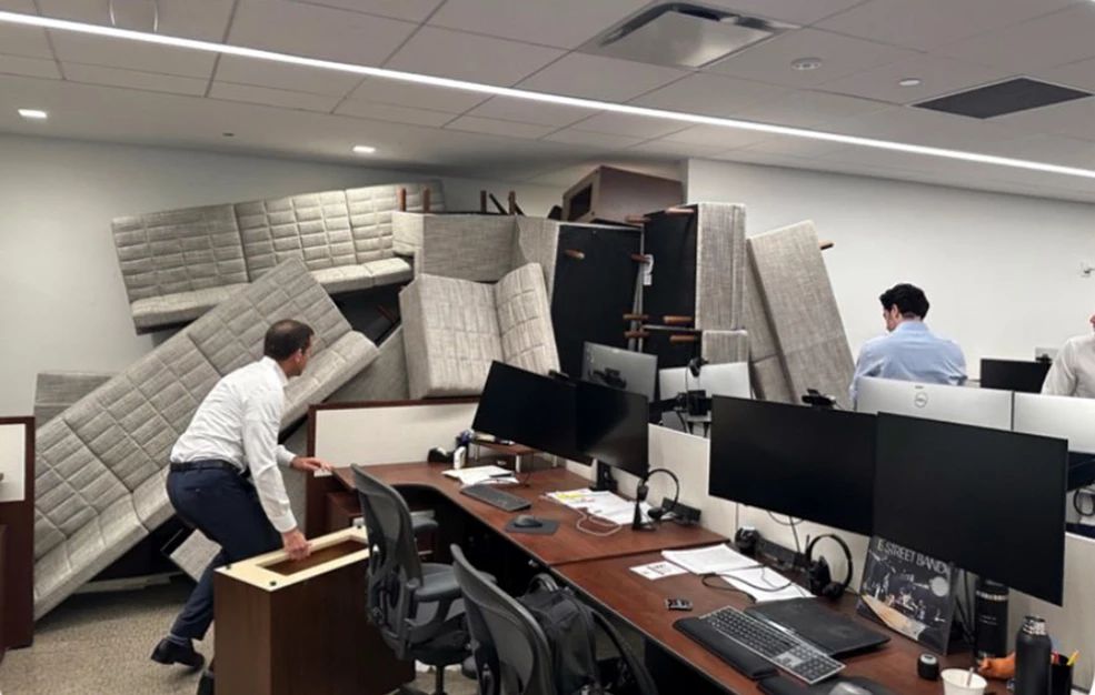 Εργαζόμενοι σε ουρανοξύστη του Μανχάταν οχυρώνονται για να γλιτώσουν από τον ένοπλο – Δείτε τις φωτογραφίες