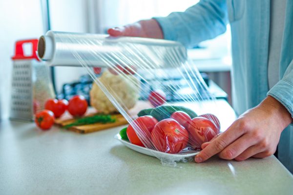 Από τυρί μέχρι φρούτα, όλα τα τρόφιμα που δεν πρέπει ποτέ να τυλίγετε σε μεμβράνη το καλοκαίρι