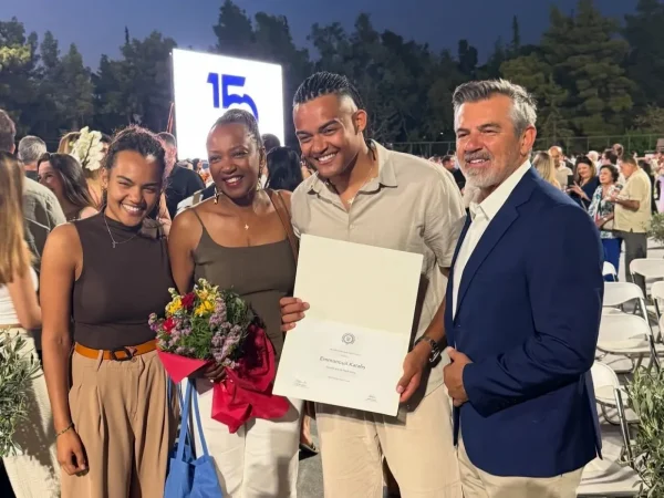 «Μάνα… ΤΟ ΠΗΡΑ», λέει ο Manolo και καμαρώνει αγκαλιά -όχι με το μετάλλιο- αλλά το πτυχίο