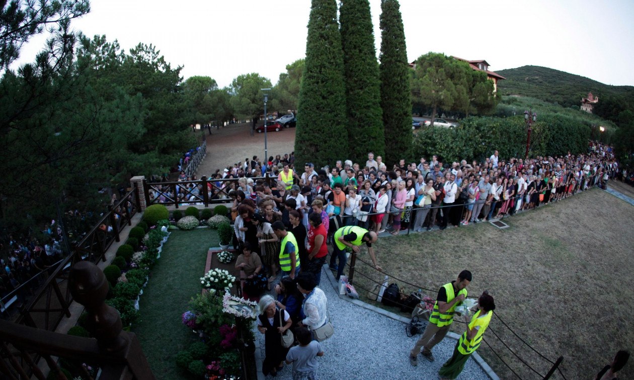 Χιλιάδες πιστοί προσκύνησαν τον τάφο του Άγιου Παΐσιου ανήμερα της εορτής του