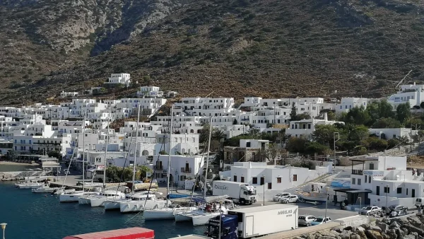 Το ελληνικό νησί ιδανικό για οικογένειες που εκθειάζουν διεθνή ΜΜΕ: Χαλαρωτική ατμόσφαιρα, κρυστάλλινα νερά