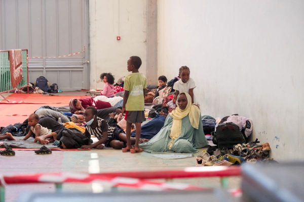 Σκληρή γραμμή της Αθήνας μετά τον εκβιασμό Χαφτάρ: «Στο τραπέζι» αναστολή αιτημάτων ασύλου και κράτηση σε κλειστά κέντρα