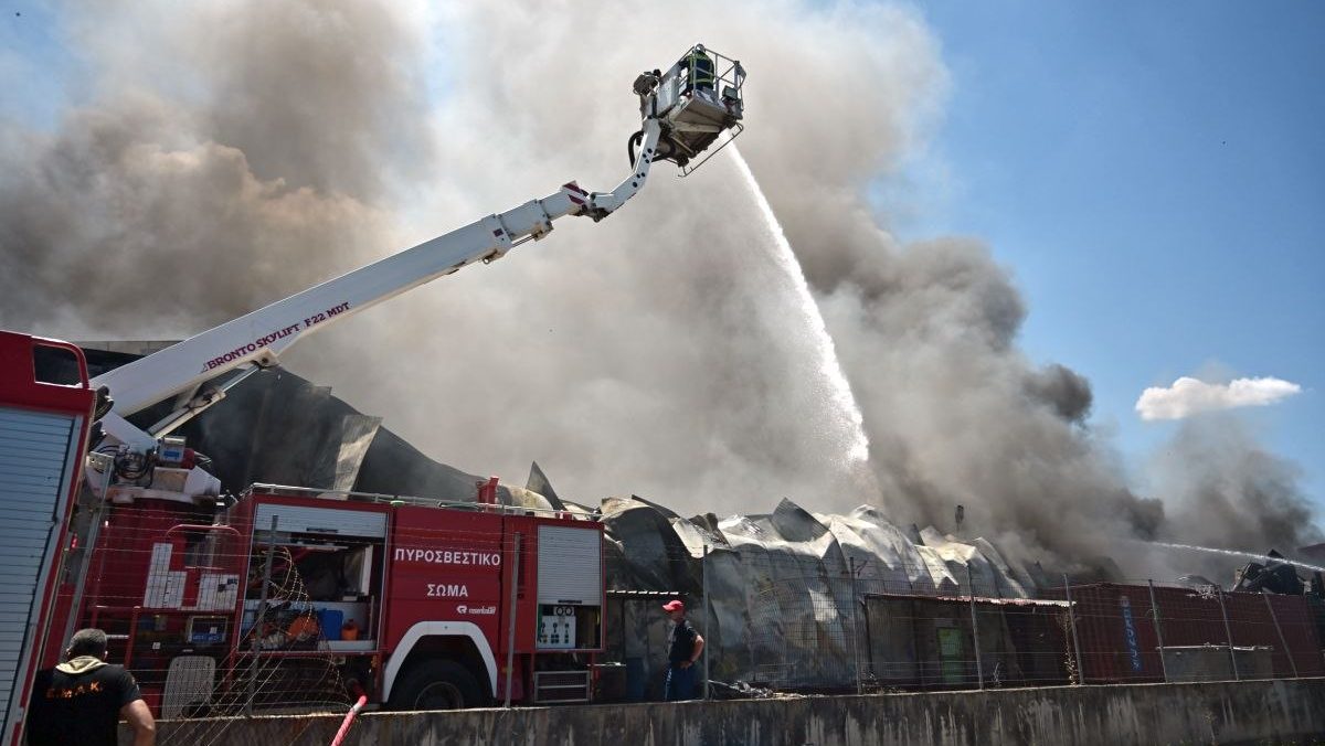 Έκτακτα μέτρα για την φωτιά στο εργοστάσιο πλαστικών στη Ριτσώνα, από την Περιφέρεια Στερεάς - ΒΙΝΤΕΟ