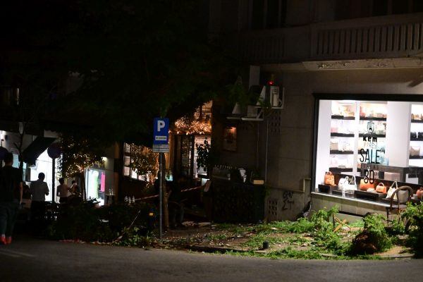 Κολωνάκι: Στη ΜΕΘ ο 46χρονος που παρασύρθηκε από το τζιπ – Ο παρκαδόρος προσπάθησε να το σταματήσει με τα χέρια του