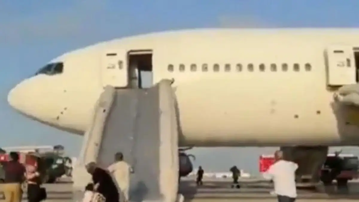 Τουρκία: Βίντεο με τη στιγμή που επιβάτες της Turkish Airlines εκκενώνουν αεροπλάνο από την τσουλήθρα έκτακτης ανάγκης