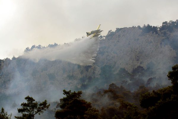Φωτιά στην Κύπρο: Βελτιωμένη η εικόνα – Φόβοι για αναζωπυρώσεις με τη θερμοκρασία στους 45°C και δυνατούς ανέμους
