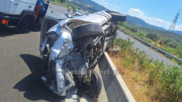 Φθιώτιδα: Τούμπαρε αγροτικό στην εθνική οδό - Δείτε εικόνες