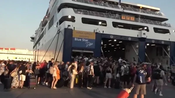 Συνεχίζεται και σήμερα η έξοδος των αδειούχων του Ιουλίου - Κίνηση νωρίς το πρωί στον Πειραιά