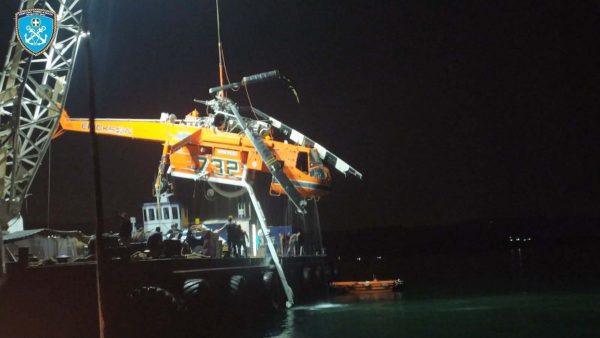 Πτώση ελικοπτέρου στην Ελευσίνα: Ολοκληρώθηκε η ανέλκυσή του από τη θάλασσα