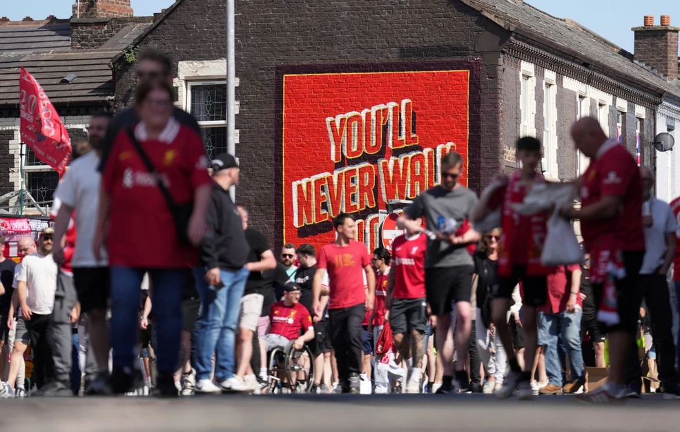 Χιλιάδες κόσμου αφήνουν λουλούδια στο Άνφιλντ για τον Ζότα – Δείτε βίντεο