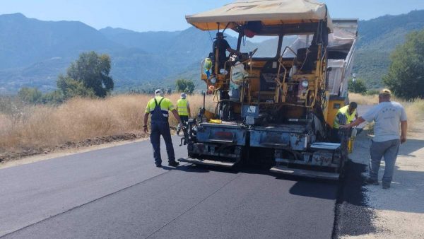Σανίδας: Προχωρούν οι ασφαλτικές εργασίες στο δρόμο Ροδωνιά - Λαδικού