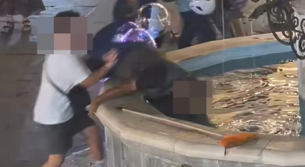 Βίντεο-σοκ από τη Ρόδο: Νεαρός πετά άστεγο άνδρα σε σιντριβάνι -Οργή για την αδιανόητη κίνηση