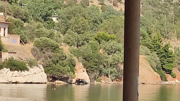 Βουτιά αυτοκινήτου στη θάλασσα - Τραυματίστηκε αλλά τη γλύτωσε ο οδηγός