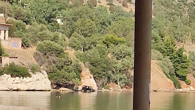 Βουτιά αυτοκινήτου στη θάλασσα - Τραυματίστηκε αλλά τη γλύτωσε ο οδηγός