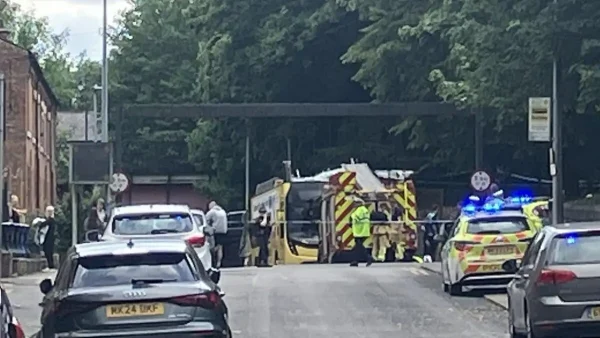 Βρετανία: Διώροφο λεωφορείο έπεσε πάνω σε γέφυρα στο Μάντσεστερ – Πάνω από 15 τραυματίες