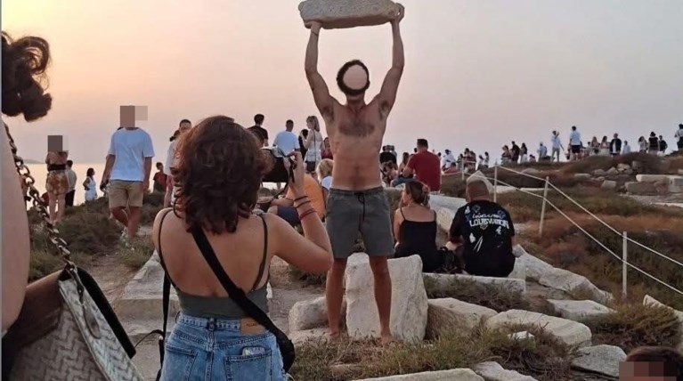 Νάξος: Θύελλα αντιδράσεων για τουρίστα που φωτογραφίζεται στην Πορτάρα σηκώνοντας μάρμαρο χιλιάδων ετών