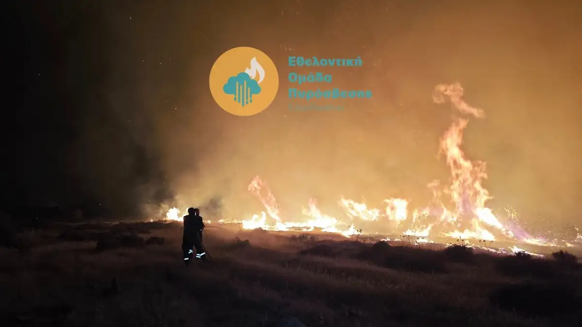 Πύρινη κόλαση στην Κύπρο: Δύο νεκροί, δεκάδες εγκλωβισμένοι και σπίτια παραδομένα στις φλόγες