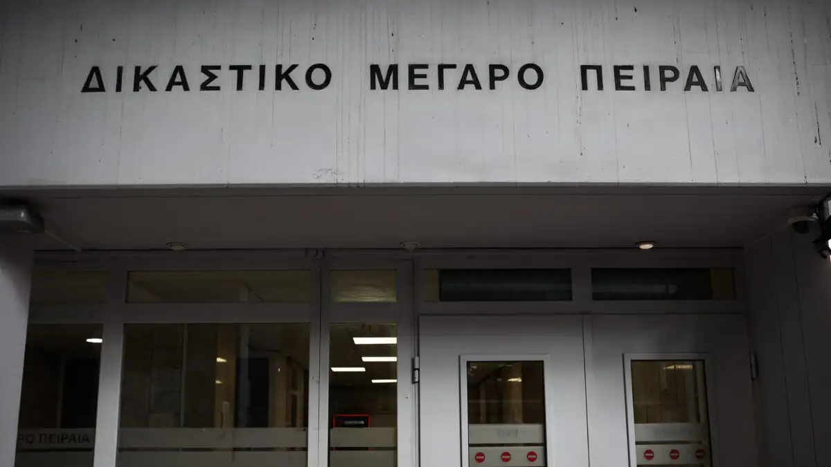 Ρομά προπηλάκισαν δικαστή έξω από τα δικαστήρια Πειραιά