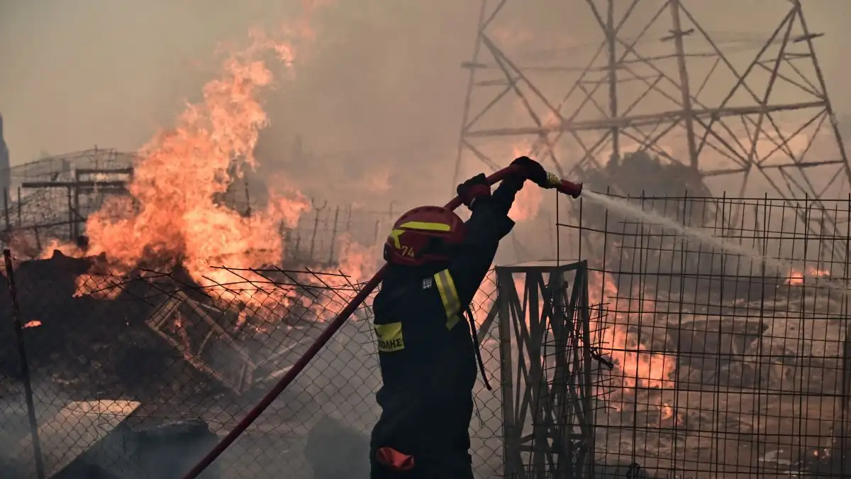 Φωτιά στους πρόποδες της Πάρνηθας: Μηνύματα από το 112 – Εκκενώνονται Δροσοπηγή και Κρυονέρι