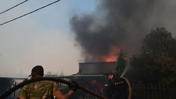 Ανεξέλεγκτη η φωτιά στο Κρυονέρι: Καίγονται σπίτια και αυτοκίνητα, στις φλόγες πυροσβεστικό, σώοι οι πυροσβέστες