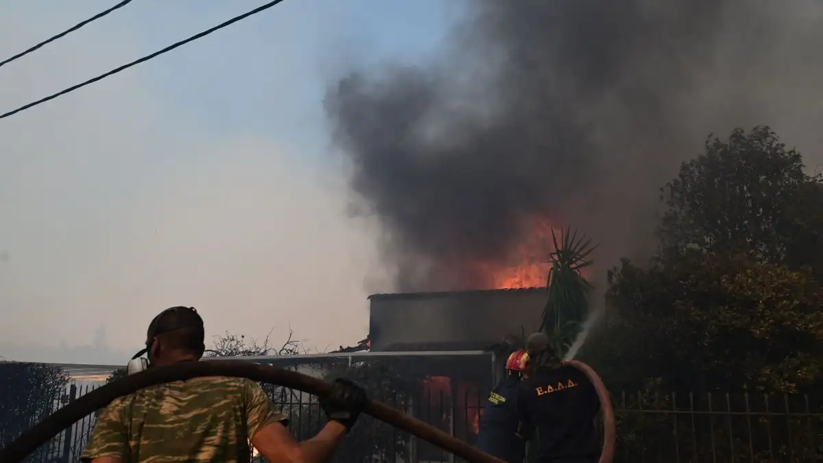 Ανεξέλεγκτη η φωτιά στο Κρυονέρι: Καίγονται σπίτια και αυτοκίνητα, στις φλόγες πυροσβεστικό, σώοι οι πυροσβέστες