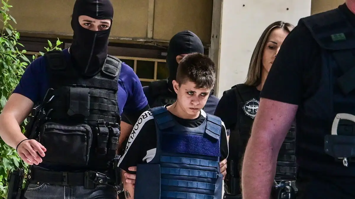 Αμίλητη οδηγήθηκε στον Κορυδαλλό η Ειρήνη Μουρτζούκου, την αποδοκίμασαν έντονα