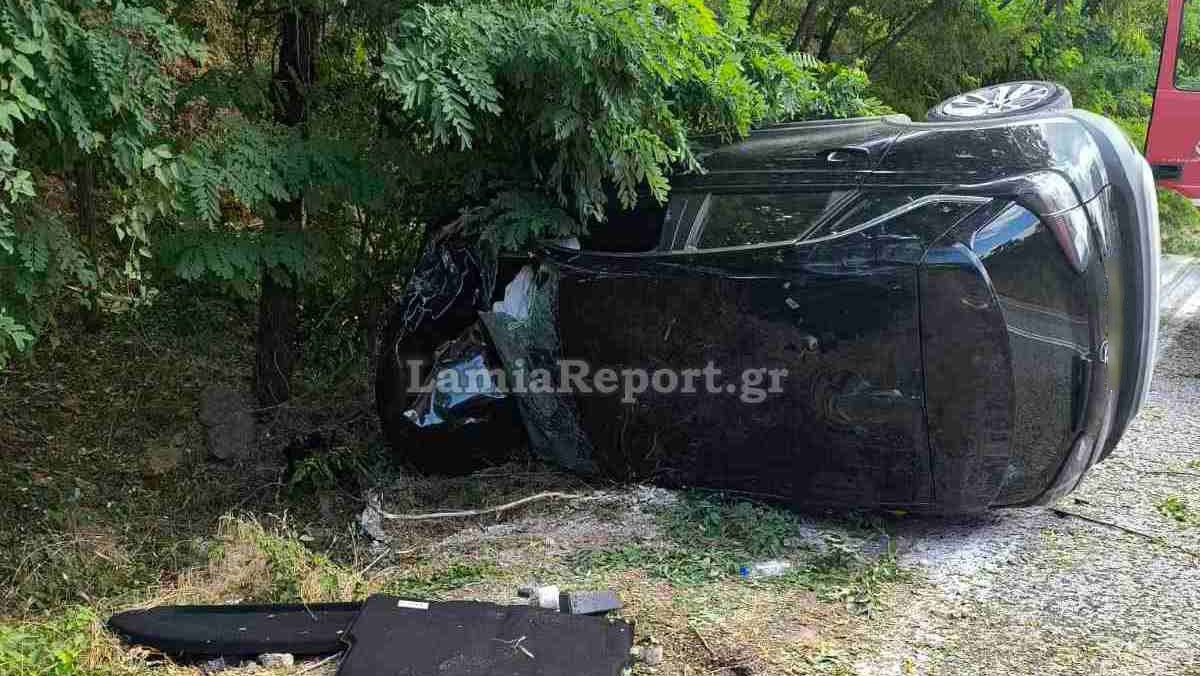 Αυτοκίνητο με οικογένεια έπεσε σε χαράδρα - Τραυματίστηκαν μητέρα και κόρη - Σώο το εγγόνι