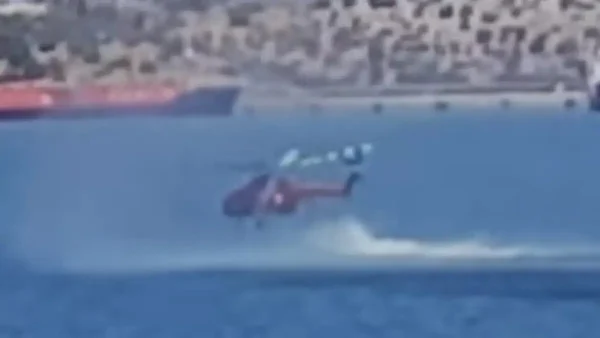 Ελευσίνα: Βίντεο από τη στιγμή που το πυροσβεστικό ελικόπτερο κάνει αναγκαστική προσθαλάσσωση