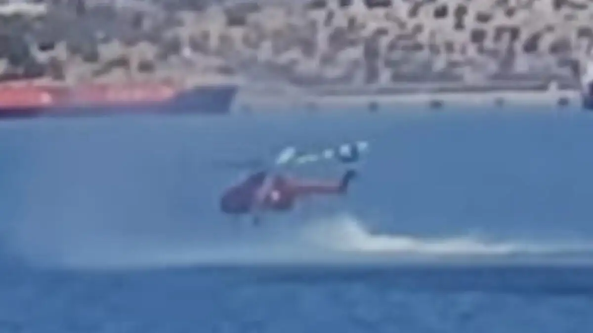 Ελευσίνα: Βίντεο από τη στιγμή που το πυροσβεστικό ελικόπτερο κάνει αναγκαστική προσθαλάσσωση