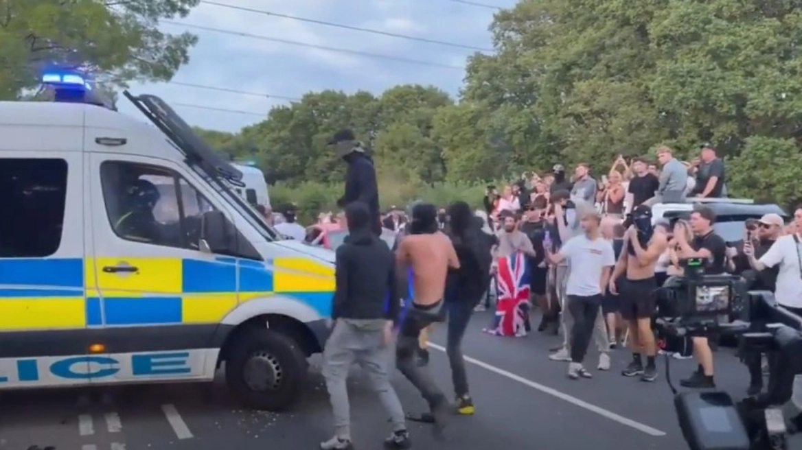 Βίαια επεισόδια έξω από ξενοδοχείο του Έσεξ που φιλοξενεί αιτούντες άσυλο - Τραυματίστηκαν 8 αστυνομικοί, δείτε βίντεο