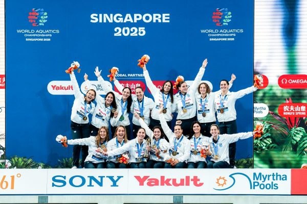 Εθνική πόλο γυναικών: Η απονομή του χρυσού μεταλλίου και η ανάκρουση του Εθνικού Ύμνου για την παγκόσμια πρωταθλήτρια