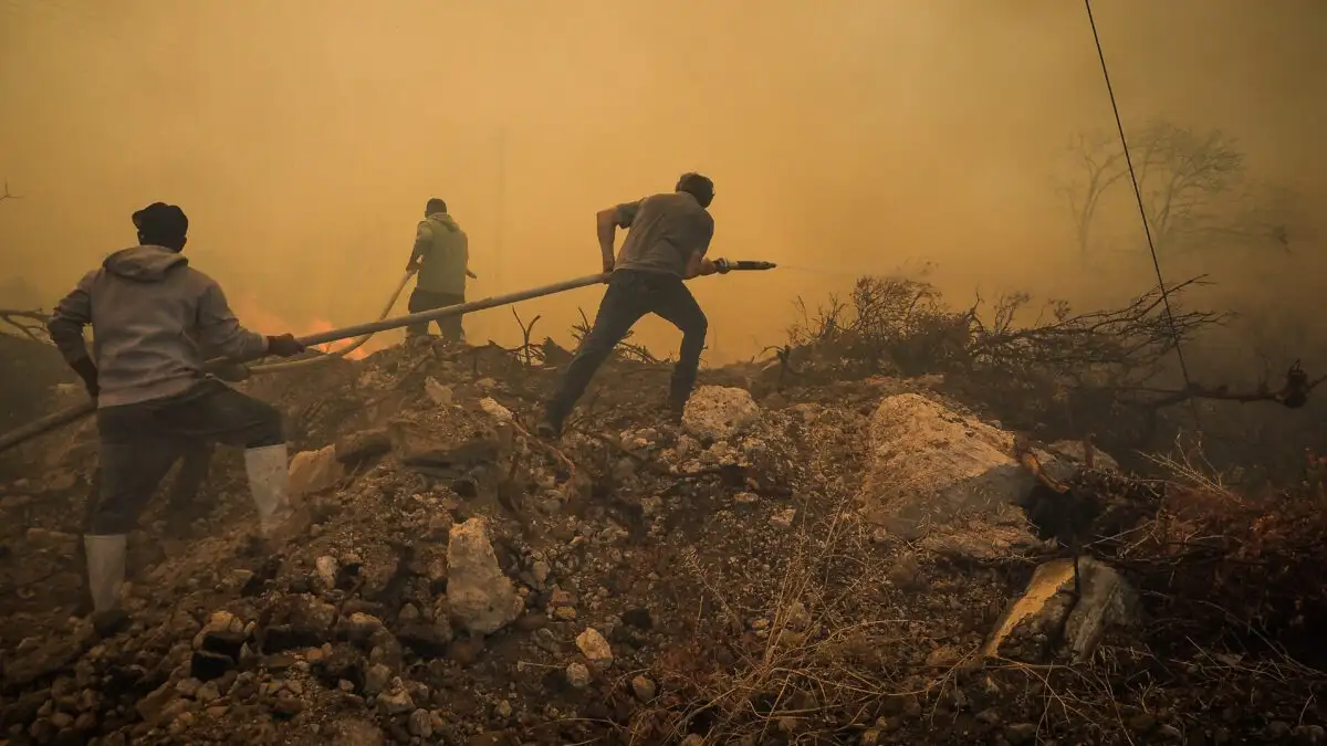 Πύρινη κόλαση στην Εύβοια: Απόκοσμες εικόνες από τη μάχη με τις φλόγες - Κάηκαν πυροσβεστικά, τραυματίστηκαν πυροσβέστες