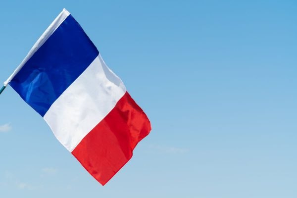 Υπό κατάρρευση η κυβέρνηση στη Γαλλία - Ετοιμάζονται μεγάλες διαδηλώσεις αλά Κίτρινα Γιλέκα τον Σεπτέμβριο