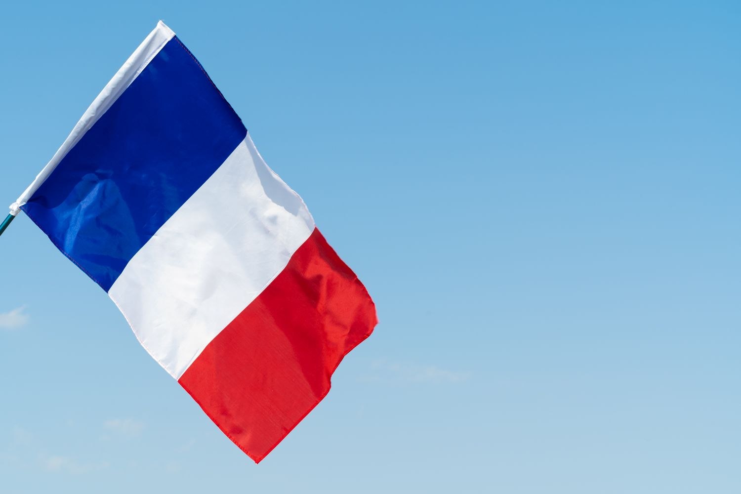 Υπό κατάρρευση η κυβέρνηση στη Γαλλία - Ετοιμάζονται μεγάλες διαδηλώσεις αλά Κίτρινα Γιλέκα τον Σεπτέμβριο