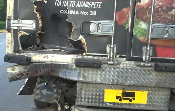 Νεκρός 48χρονος αστυνομικός σε τροχαίο στην Καλλιθέα – Η μηχανή του «καρφώθηκε» κάτω από σταθμευμένο φορτηγό